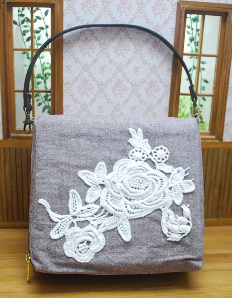 【ハンドメイド】　お人形とおでかけバッグ　ブラウン（レース花）　　ミニドールサイズ　【まるしぇらぱん・ハンドメイド】　C01