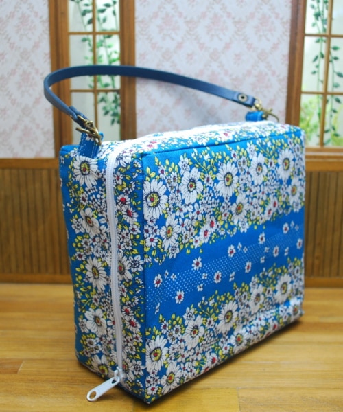 【ハンドメイド】　お人形とおでかけバッグ　ブルー（フラワー）　　ミニドールサイズ　【まるしぇらぱん・ハンドメイド】　D01