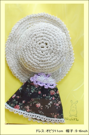 【ハンドメイド/まるしぇらぱん】　　オビツ11ｃｍ　サイズ　サマードレス＆帽子セット　（黒小花）　帽子：5-6inch /m0801