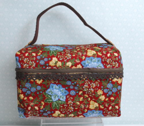 *お人形とおでかけバッグ（ミニ）　赤茶花柄　/ミニドールサイズ【まるしぇらぱん】　h2410-02mn