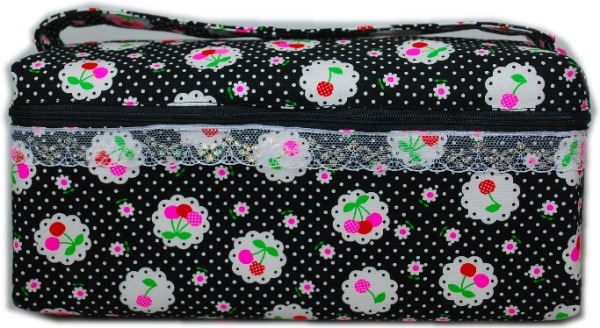 *お人形とおでかけバッグｉｎバッグ　［黒ドットさくらんぼ柄］　22～23cmドールサイズ　　【まるしぇらぱん】　h2504-maod02