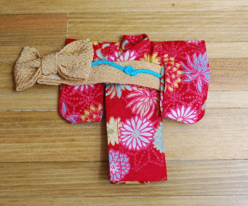 ＜新柄＞【オビツ11ｃｍ】　きせかえお着物　赤菊柄　/Toshi