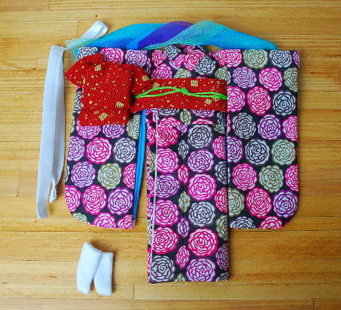 きせかえお着物（ブライスドールサイズ）　黒地バラ