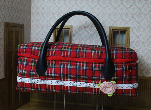 （売切）　お人形とおでかけバッグ・大　赤タータンチェック/ネオブライスサイズ　【まるしぇらぱん】