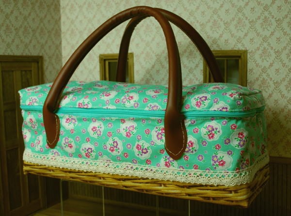 （売切）　お人形とおでかけバッグ・大　薄グリーン×カゴバッグ型/ネオブライスサイズ　【まるしぇらぱん】