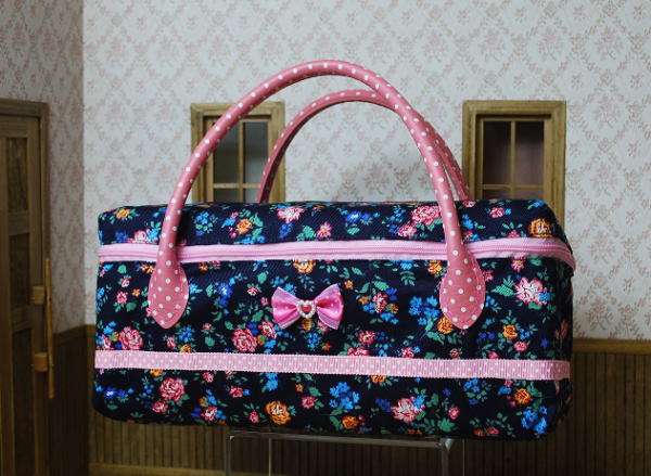 （売切）お人形とおでかけバッグ・22～23cmドールサイズ　【紺小花柄　持ち手ピンクドット】【まるしぇらぱん】