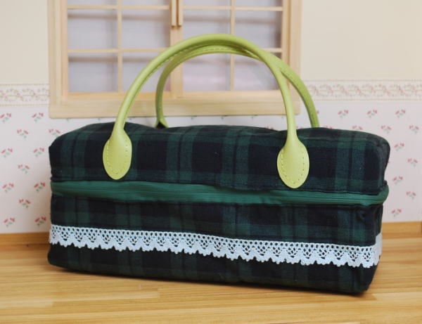 （売切）お人形とおでかけバッグ・中　深緑チェック　/20cmドールサイズ　【まるしぇらぱん】
