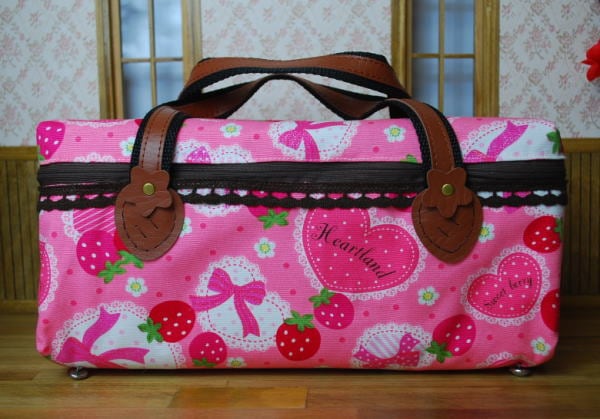 お人形とおでかけバッグ　いちごピンク/22～23cmドールサイズ　　【まるしぇらぱん】