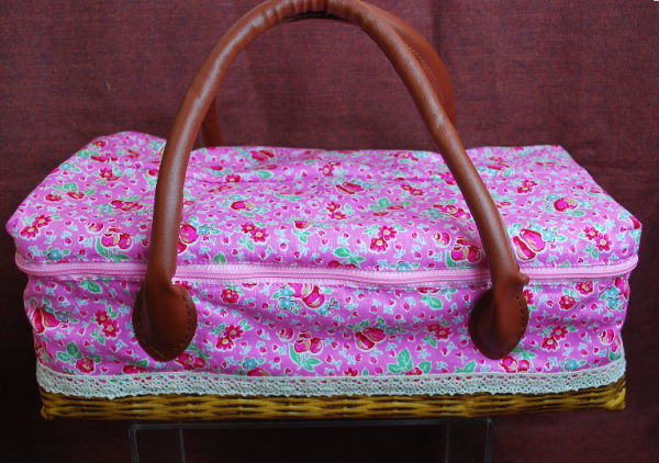 お人形とおでかけバッグ・大　ピンク小花×底カゴバッグ風/ネオブライスサイズ　【まるしぇらぱん】