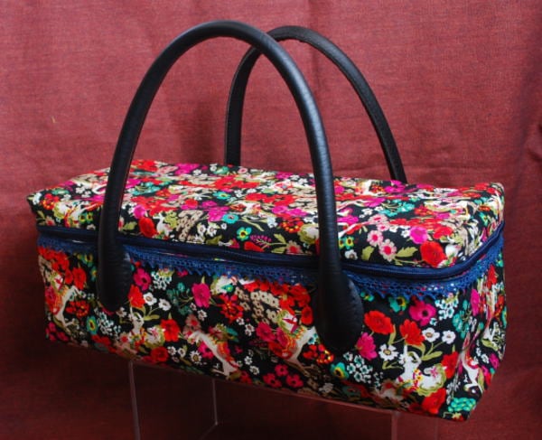 お人形とおでかけバッグ・大　黒地馬柄/ネオブライスサイズ　【まるしぇらぱん】