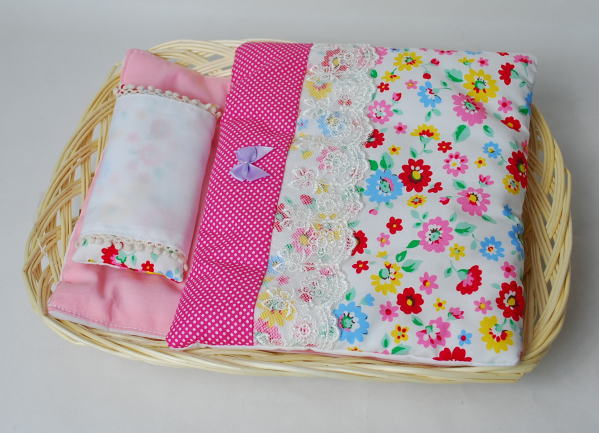 ふわふわドリームセット・かご付　【白地花柄×ピンクドット】　20cmドールサイズ　【まるしぇらぱん】