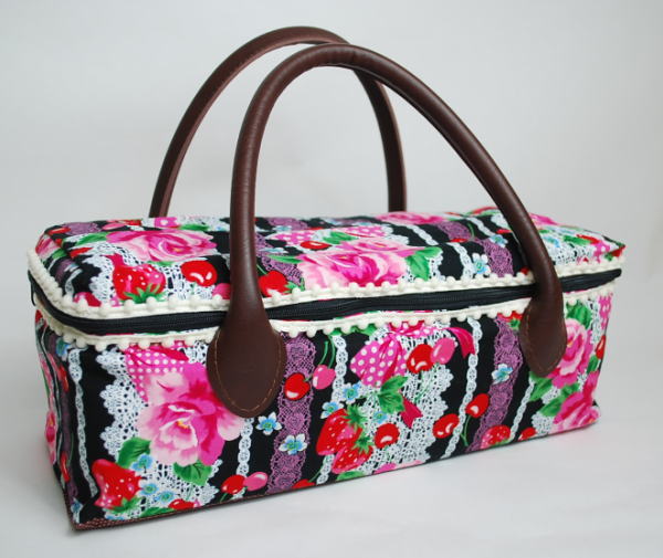 お人形とおでかけバッグ・大　黒地バラレース柄　ブライス・エステラドールサイズ　/まるしぇらぱんハンドメイド