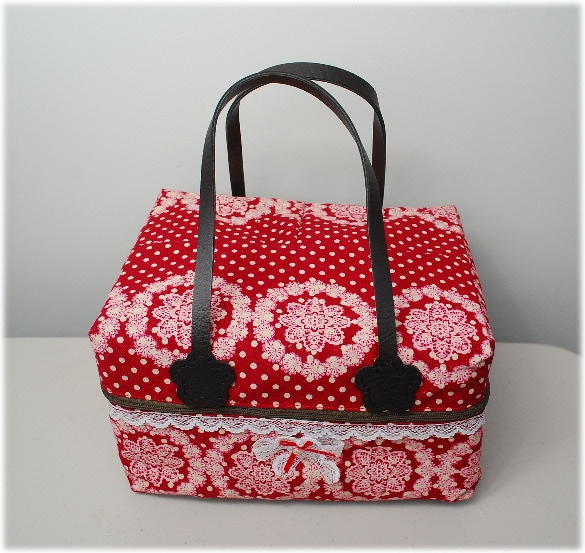 （売切）　　　ふたりで仲良し♪　おでかけバッグ/20cmドール2体サイズ　　赤色系/持ち手茶　　【まるしぇらぱん】　/H25-306
