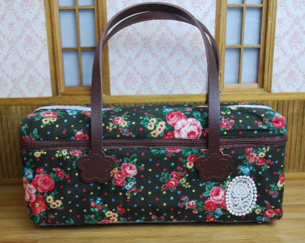 （売切）　　お人形とおでかけバッグ・22～23cmドールサイズ　ブラウンドット花柄/底ボタン付　【まるしぇらぱん】h250710-01