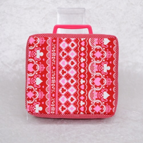 【ハンドメイド】　お人形とおでかけバッグ　【ミニドールサイズ】　　トランプ柄（レッド）　　【まるしぇらぱん・ハンドメイド】