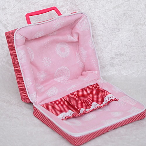 【ハンドメイド】　お人形とおでかけバッグ　【ミニドールサイズ】　　トランプ柄（レッド）　　【まるしぇらぱん・ハンドメイド】