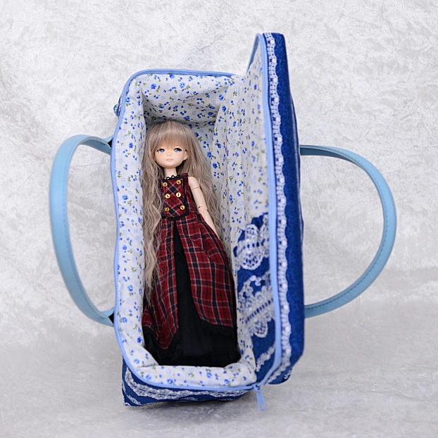 【ハンドメイド】 お人形とおでかけバッグ ブルー(レース) 【 中 】1/6スケールドールサイズ 【まるしぇらぱん・ハンドメイド】 E01
