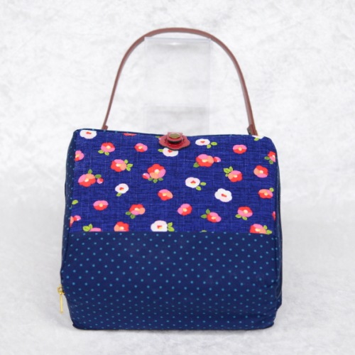 売切れ　【ハンドメイド】　お人形とおでかけバッグ　【ミニドールサイズ】　　和柄/椿 　【まるしぇらぱん・ハンドメイド】　