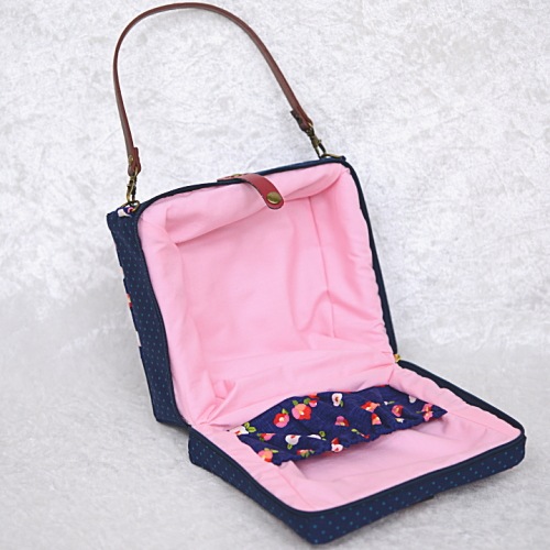 売切れ　【ハンドメイド】　お人形とおでかけバッグ　【ミニドールサイズ】　　和柄/椿 　【まるしぇらぱん・ハンドメイド】　