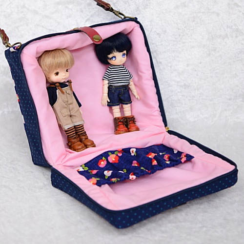 売切れ　【ハンドメイド】　お人形とおでかけバッグ　【ミニドールサイズ】　　和柄/椿 　【まるしぇらぱん・ハンドメイド】　