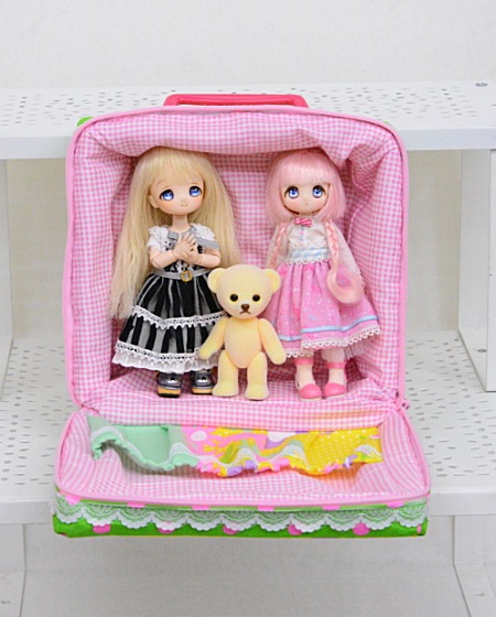 　【ハンドメイド】　お人形とおでかけバッグ　【ミニドールサイズ】　ピンクスフラワー　【まるしぇらぱん・ハンドメイド】