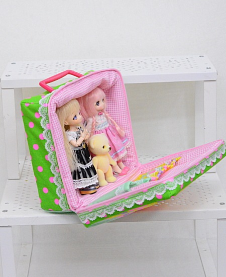 　【ハンドメイド】　お人形とおでかけバッグ　【ミニドールサイズ】　ピンクスフラワー　【まるしぇらぱん・ハンドメイド】