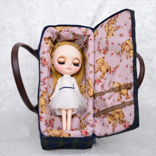 　【ハンドメイド】　お人形とおでかけバッグ　【大】　　ブルー×グリーンチェック柄　　【まるしぇらぱん】