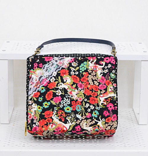 　【ハンドメイド】　お人形とおでかけバッグ　【ミニドールサイズ】　horse＆flower　【まるしぇらぱん・ハンドメイド】