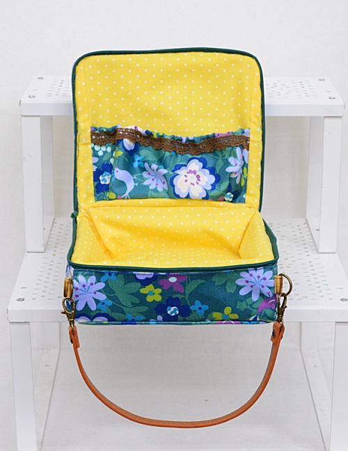 　【ハンドメイド】　お人形とおでかけバッグ　【ミニドールサイズ】　ボタニカルかごバック風　【まるしぇらぱん・ハンドメイド】