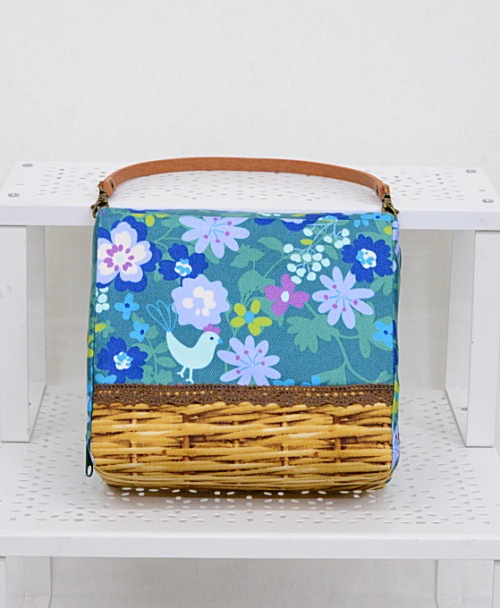 　【ハンドメイド】　お人形とおでかけバッグ　【ミニドールサイズ】　ボタニカルかごバック風　【まるしぇらぱん・ハンドメイド】