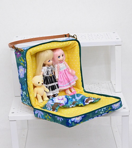 　【ハンドメイド】　お人形とおでかけバッグ　【ミニドールサイズ】　ボタニカルかごバック風　【まるしぇらぱん・ハンドメイド】