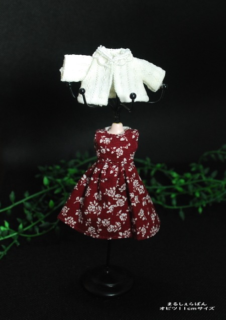 【ハンドメイド/まるしぇらぱん】 ベスト付きワンピースセット ボルドー白小花 【6】(ペチパンツ・靴下付) オビツ11cmサイズ