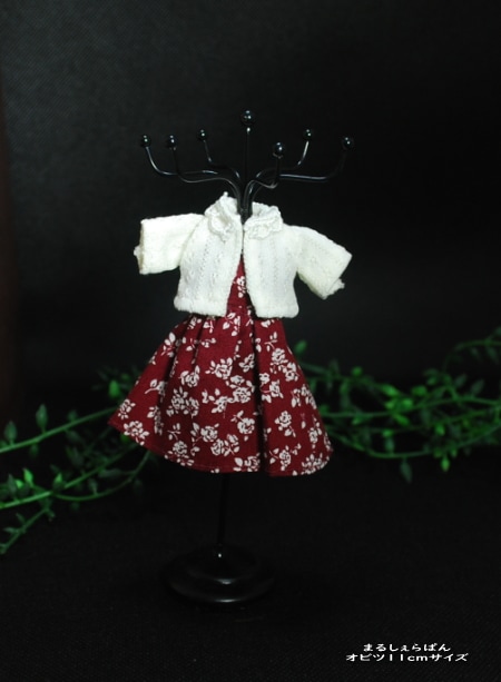 【ハンドメイド/まるしぇらぱん】 ベスト付きワンピースセット ボルドー白小花 【6】(ペチパンツ・靴下付) オビツ11cmサイズ