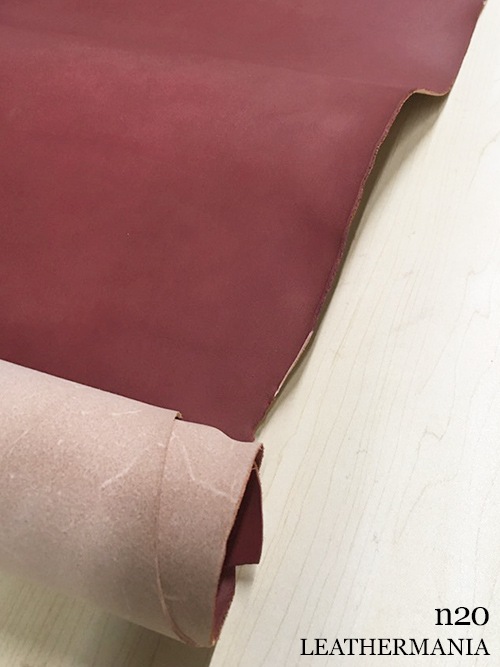【半裁】牛タンニン革 / 顔料染め / スムースレザー (ルビーレッド)