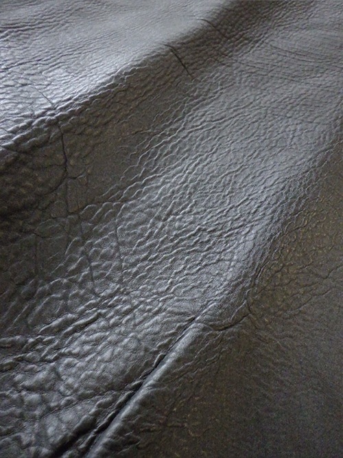 レザークラフト皮革の【半裁】牛クロム革 / シュリンク / 2.2mm (ブラック)