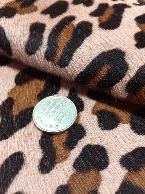 レザークラフト皮革の【切り革】牛毛皮 / ヒョウ大柄 / 1.5mm
