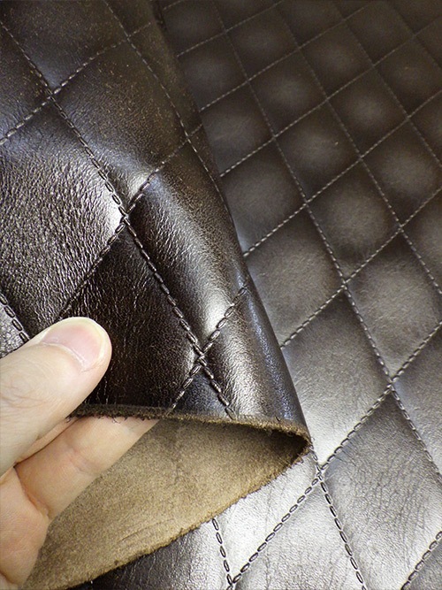 【半裁】牛革 / ダイヤステッチ柄型押し / 1.6mm (チョコ) [50%OFF]