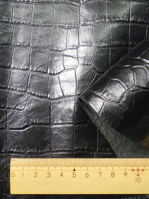 姫路レザー半裁赤×１ 黒×１ レザークラフト皮革の【半裁】牛クロム革 / 姫路レザー / ワニ型押し