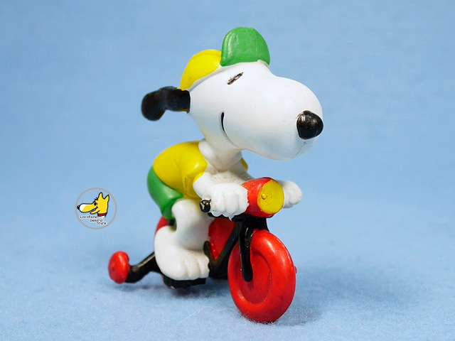 スヌーピー フィギュア atmos」の世界的人気キャラクター「スヌーピー」のatmos別注カラー