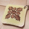 ハワイアンキルト刺繍携帯クリーナー　ウル　カフェオレ|ハワイアンキルト刺繍　携帯ストラップ・クリーナー