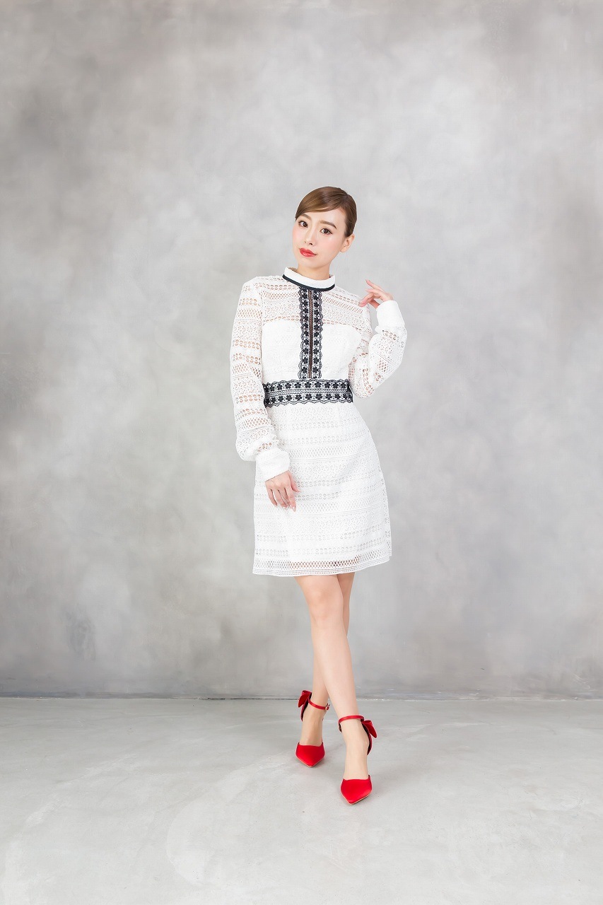 CHI CHI LONDON 長袖 オープンバック レース刺繍 ワンピース White