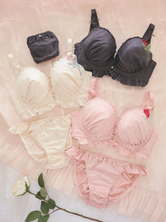 GHIカップ/サテンローズアップリケブラセット