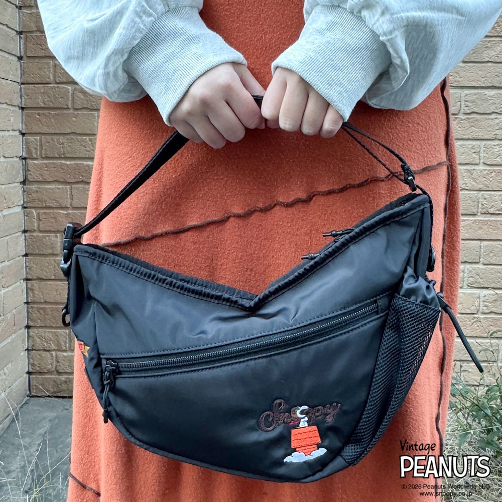 【OUTDOOR PRODUCTS】<br>PEANUTSコレクション スヌーピー 2Wayムーン型ショルダーバッグ ODB037