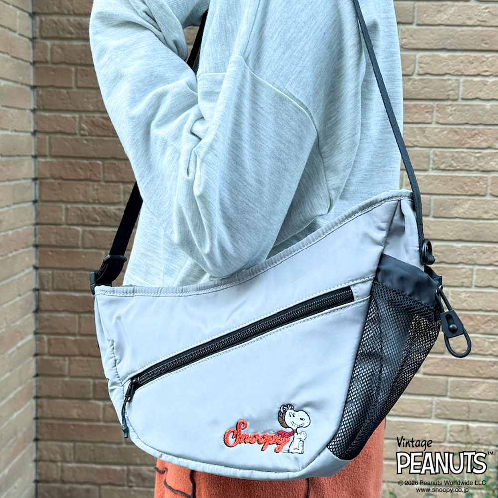 【OUTDOOR PRODUCTS】<br>PEANUTSコレクション スヌーピー 2Wayムーン型ショルダーバッグ ODB037