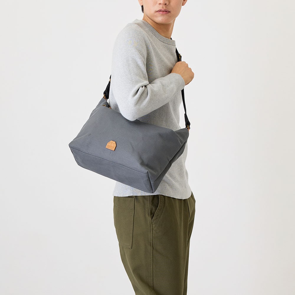 【MADDEN EQUIPMENT】<br>横型ショルダーバッグ EQHY05