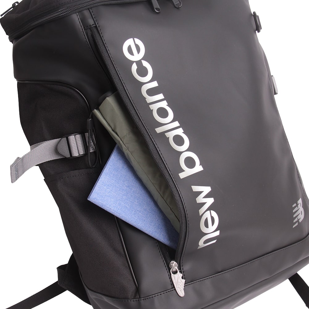 【NewBalance】<br>グラデーションロゴ撥水ボックスリュック 32L　AC9667M