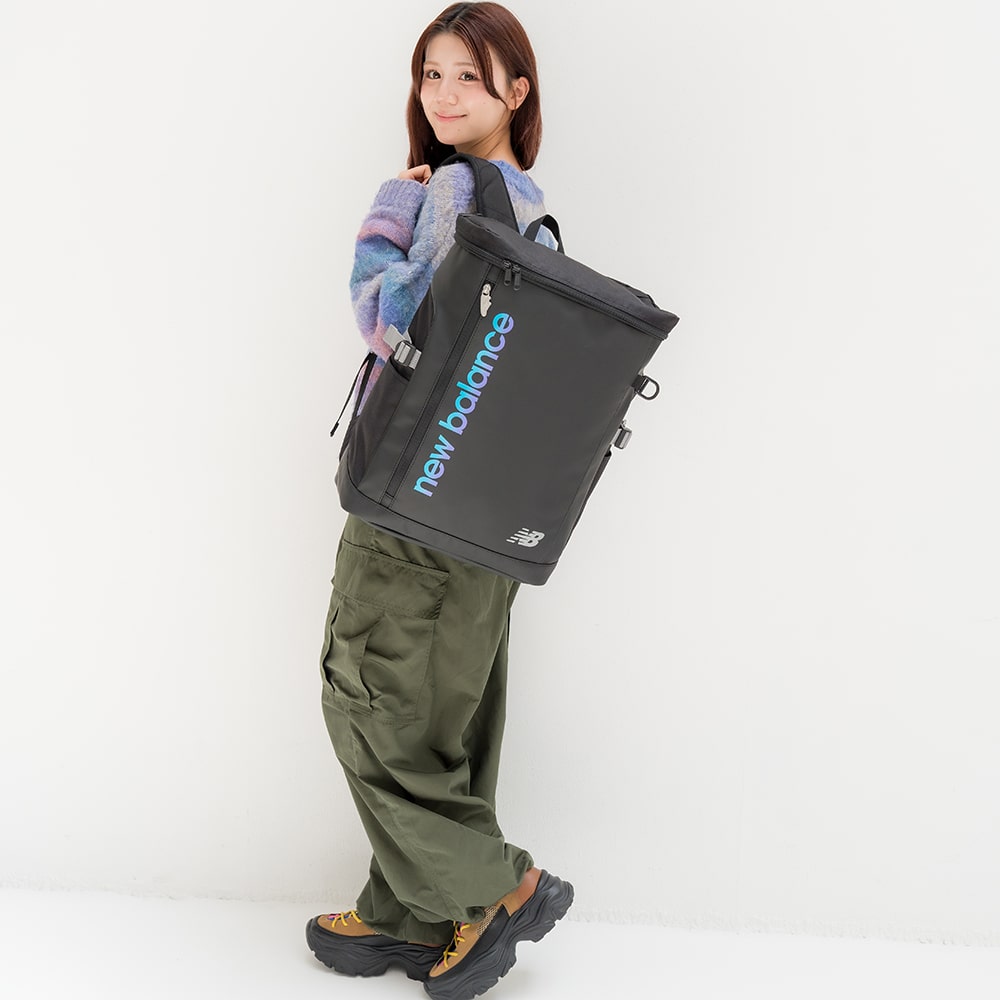 【NewBalance】<br>グラデーションロゴ撥水ボックスリュック 32L　AC9667M