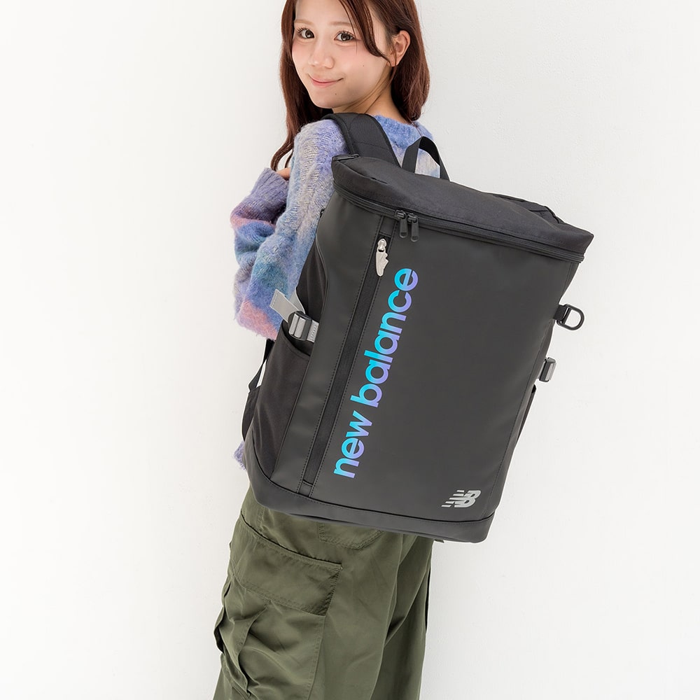 【NewBalance】<br>グラデーションロゴ撥水ボックスリュック 32L　AC9667M