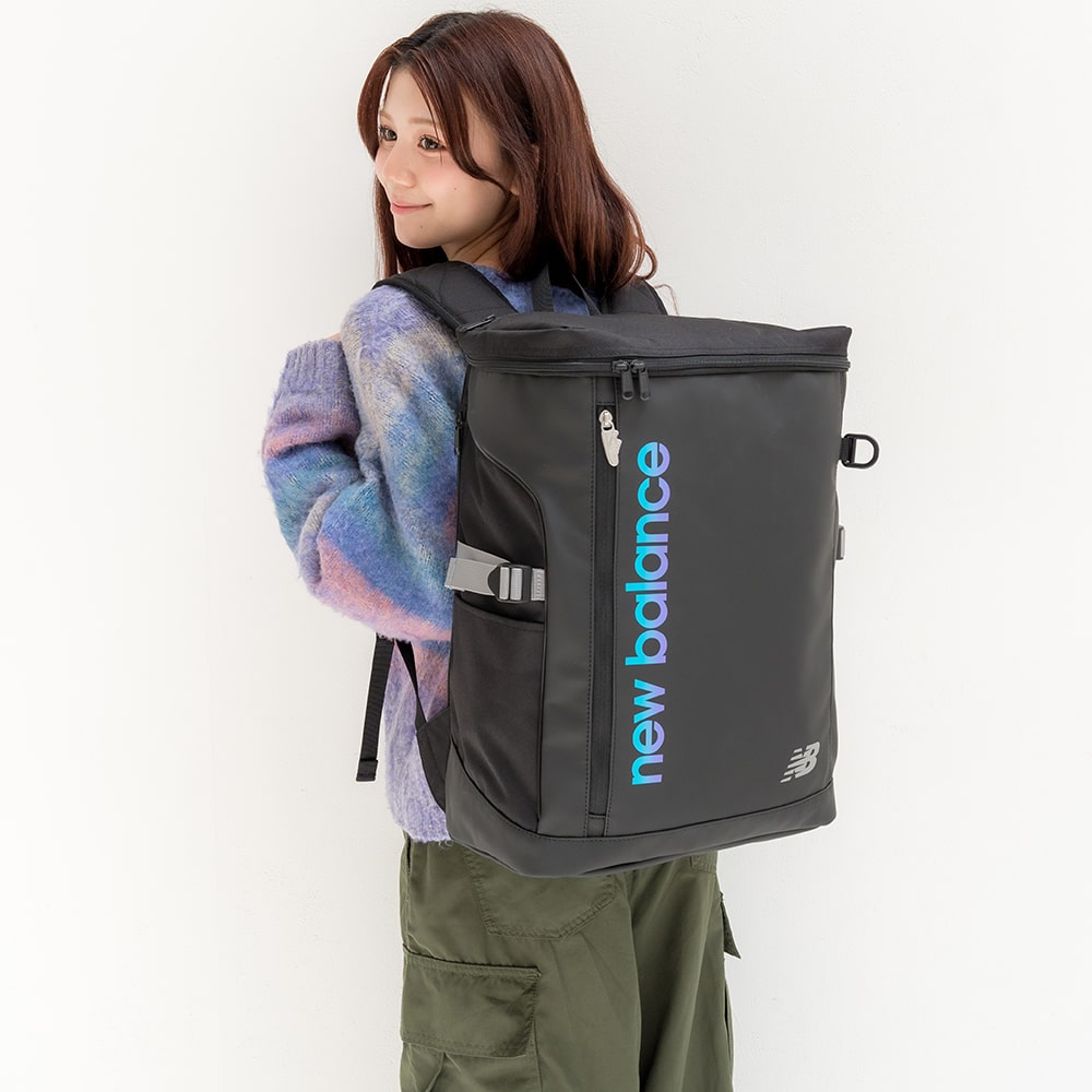 【NewBalance】<br>グラデーションロゴ撥水ボックスリュック 32L　AC9667M