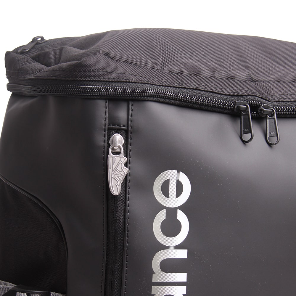 【NewBalance】<br>グラデーションロゴ撥水ボックスリュック 32L　AC9667M